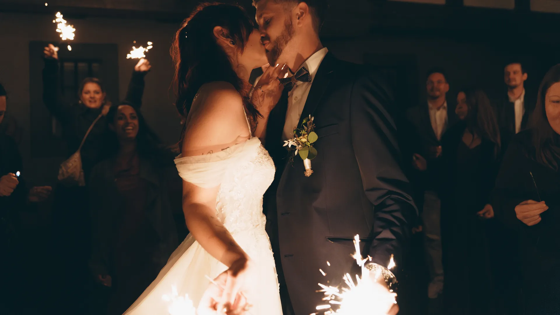 Hochzeit Darja & Lars, Wunderkerzen am Abend, von Timo Gysel
